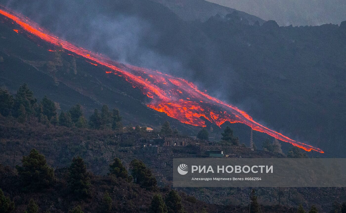 Извержение вулкана на острове Пальма