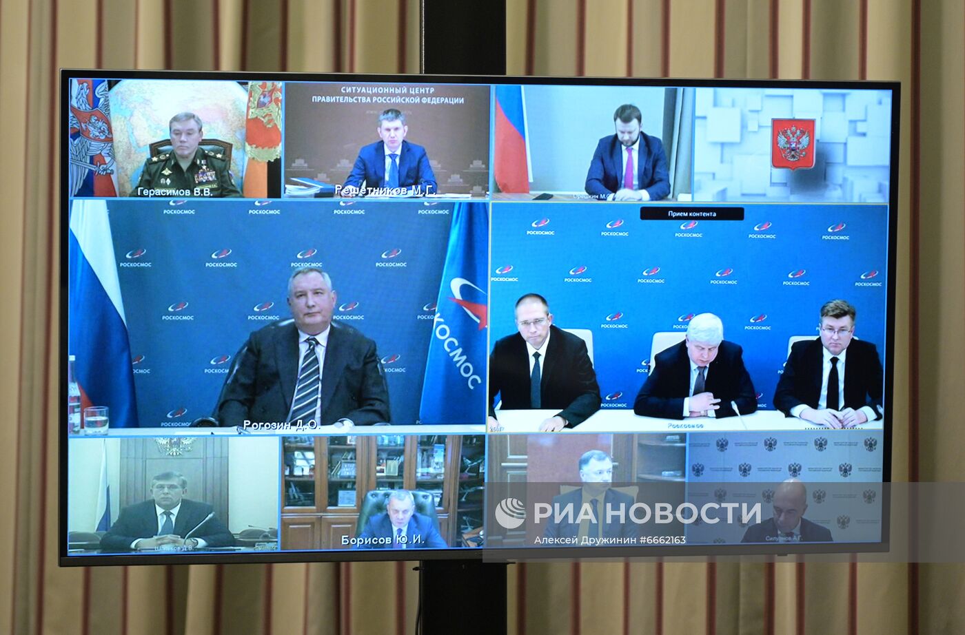 Президент РФ В. Путин провел совещание по вопросам развития космической отрасли