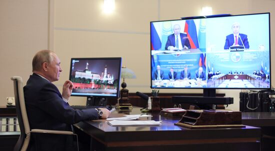 Президент РФ В. Путин по видеосвязи принял участие в форуме межрегионального сотрудничества России и Казахстана