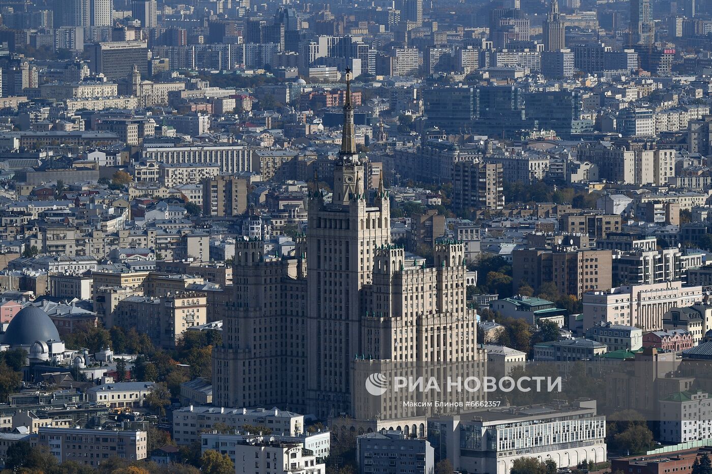 Вид на высотку на Кудринской площади из строящегося небоскреба Capital Towers. Место: Россия, Москва. Автор: Максим Блинов/РИА Новости. Виды Москвы