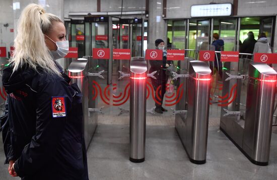 В московском транспорте усилили контроль за соблюдением масочного режима
