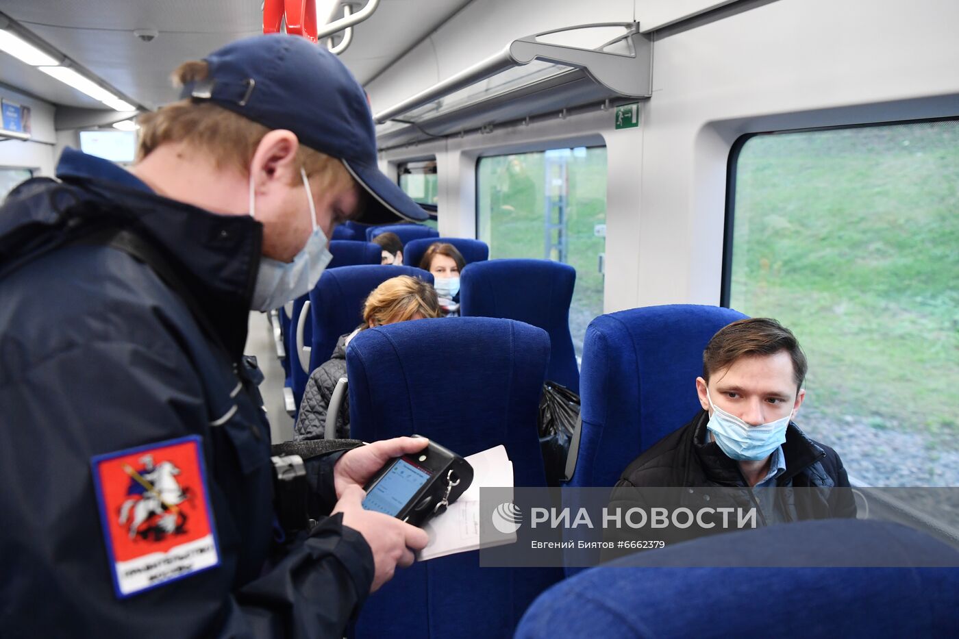 В московском транспорте усилили контроль за соблюдением масочного режима