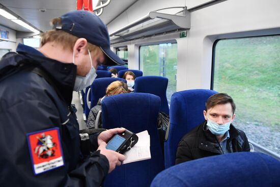 В московском транспорте усилили контроль за соблюдением масочного режима