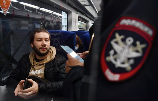 В московском транспорте усилили контроль за соблюдением масочного режима