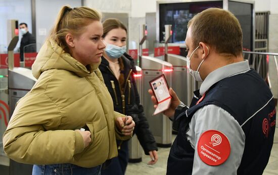 В московском транспорте усилили контроль за соблюдением масочного режима