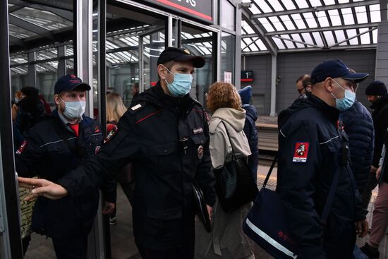 В московском транспорте усилили контроль за соблюдением масочного режима