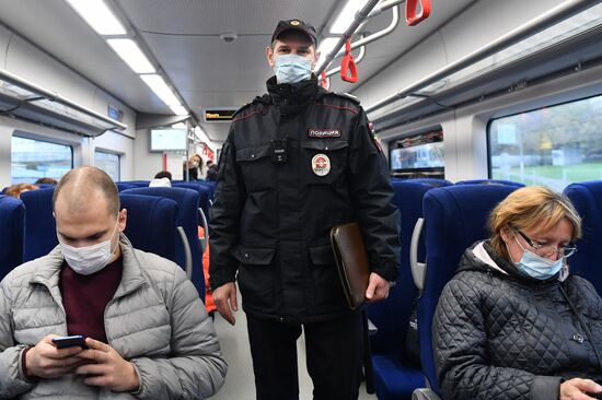 В московском транспорте усилили контроль за соблюдением масочного режима