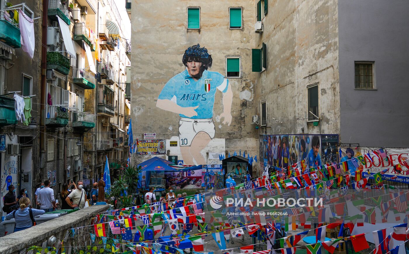 В Неаполе чтят память Диего Марадоны