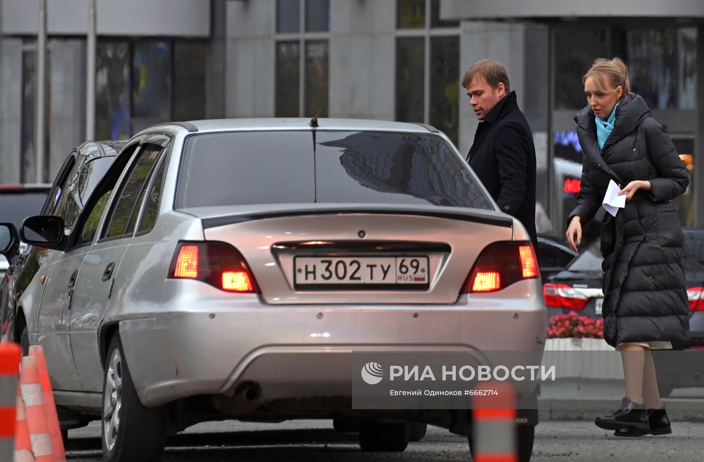 Депутат Мосгордумы от КПРФ Е. Енгалычева у здания Тверского суда