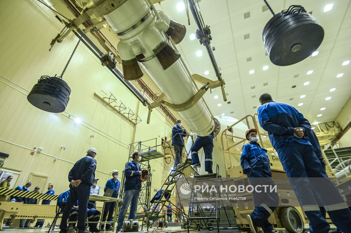 Сборка ракеты космического назначения "Союз-2.1а" на Байконуре