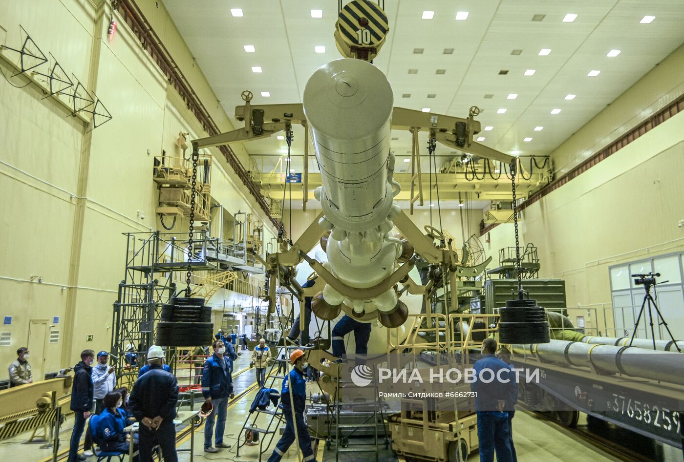 Сборка ракеты космического назначения "Союз-2.1а" на Байконуре