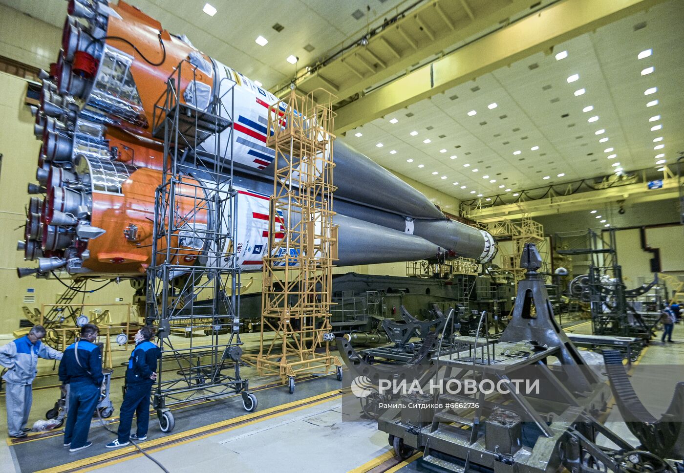 Сборка ракеты космического назначения "Союз-2.1а" на Байконуре