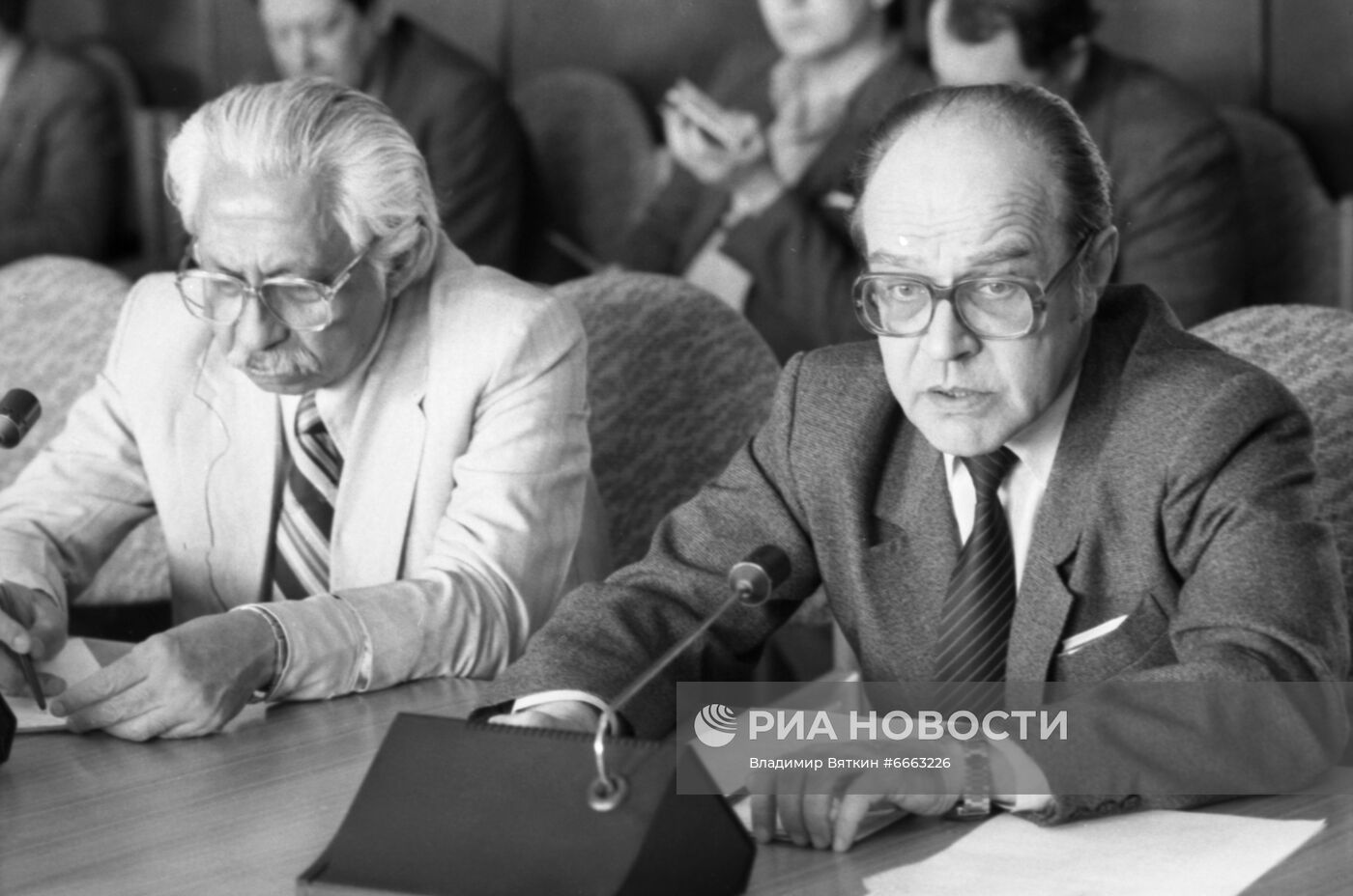 Круглый стол в АПН