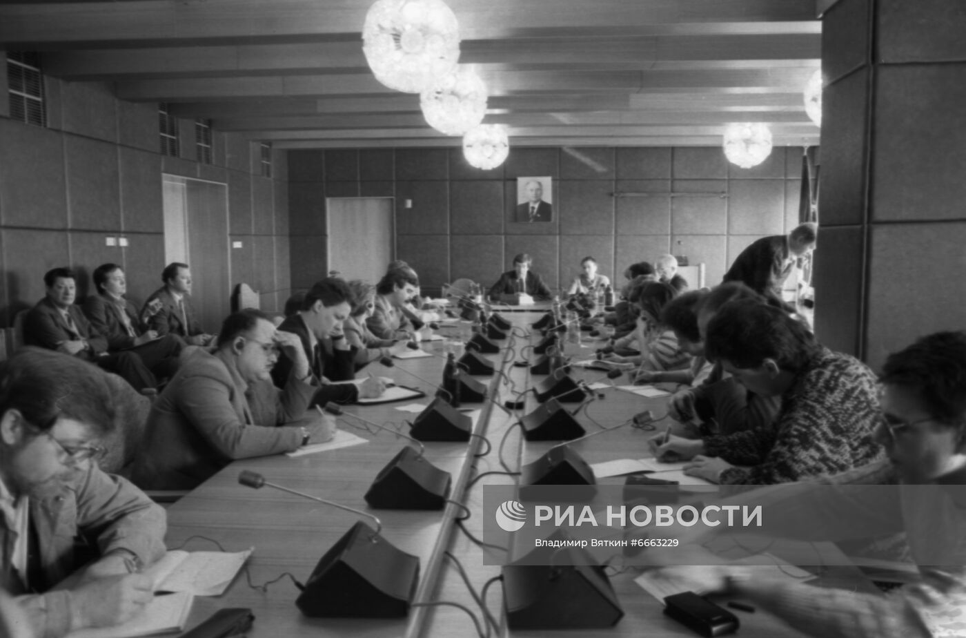 Круглый стол в АПН