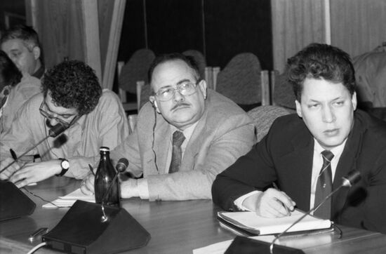 Круглый стол в АПН