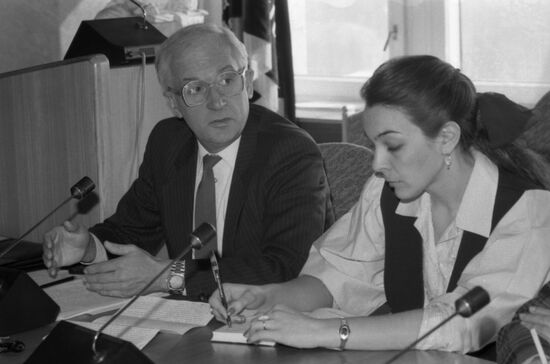 Круглый стол в АПН