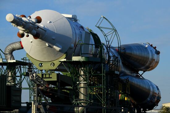 Вывоз ракеты-носителя с ТПК "Союз МС-19" на стартовую площадку