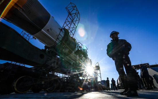 Вывоз ракеты-носителя с ТПК "Союз МС-19" на стартовую площадку