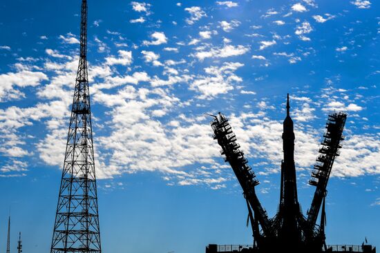 Вывоз ракеты-носителя с ТПК "Союз МС-19" на стартовую площадку
