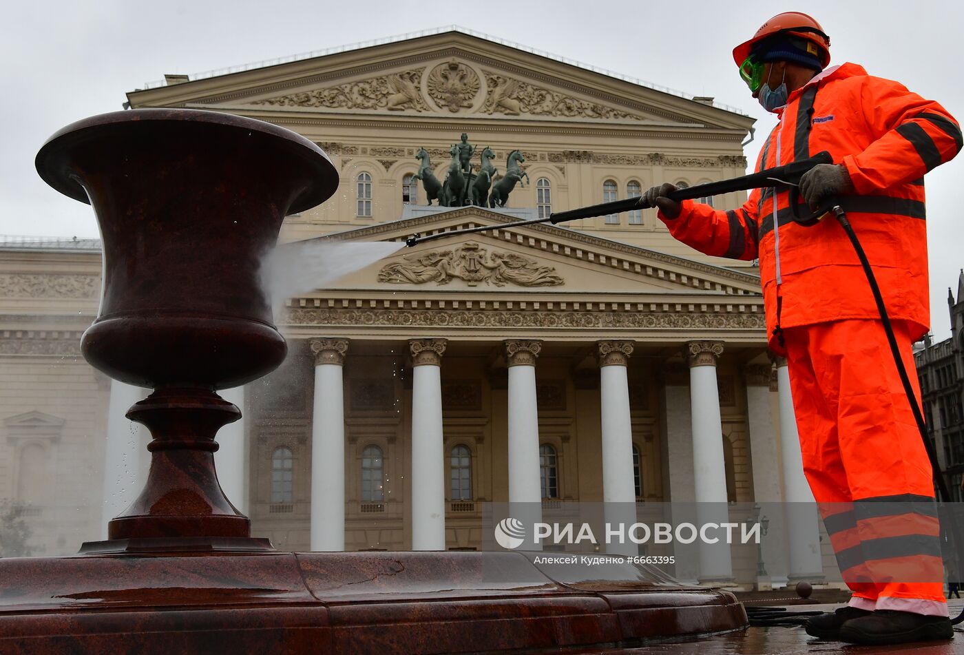 Консервация фонтана у Большого театра перед зимним сезоном 