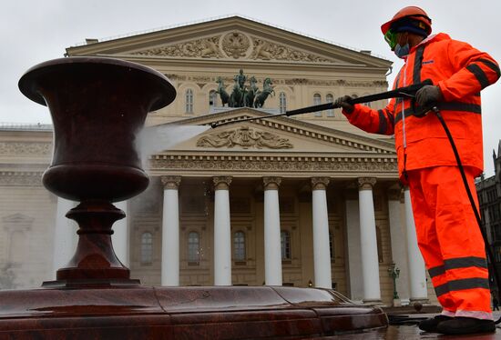Консервация фонтана у Большого театра перед зимним сезоном 
