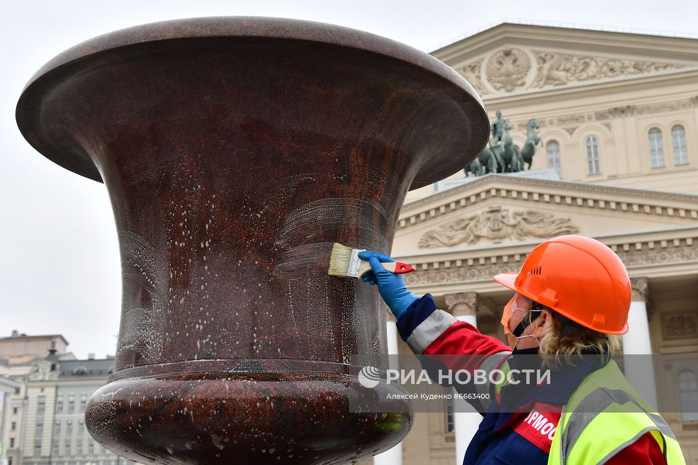 Консервация фонтана у Большого театра перед зимним сезоном