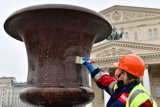 Консервация фонтана у Большого театра перед зимним сезоном 