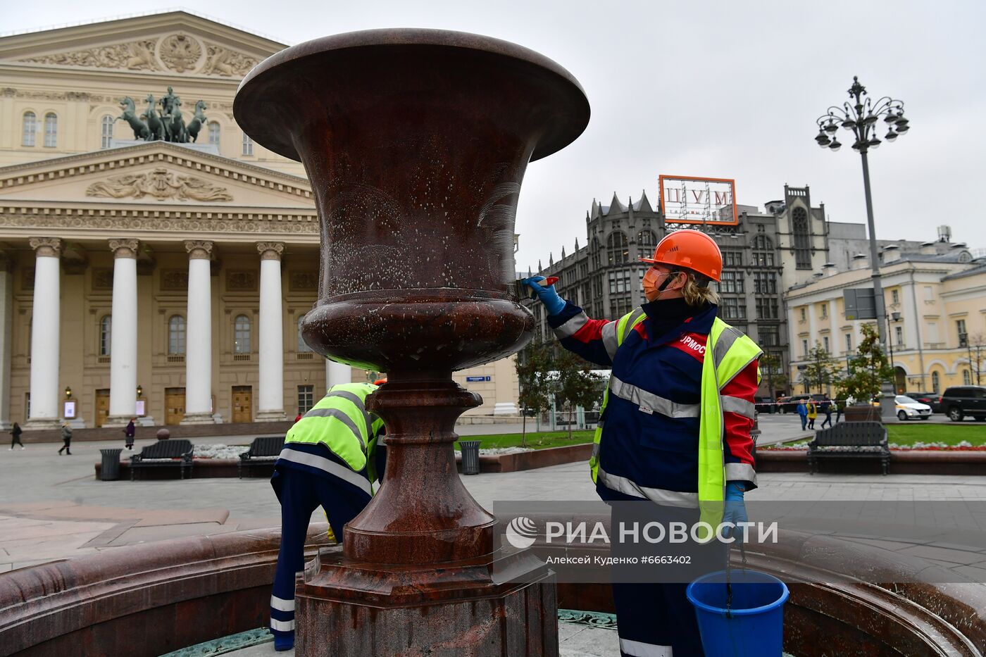 Консервация фонтана у Большого театра перед зимним сезоном 