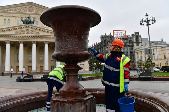 Консервация фонтана у Большого театра перед зимним сезоном 