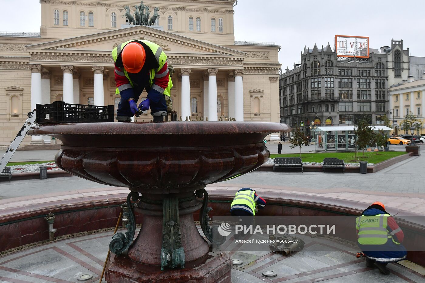 Консервация фонтана у Большого театра перед зимним сезоном 