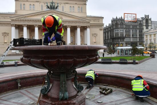 Консервация фонтана у Большого театра перед зимним сезоном 