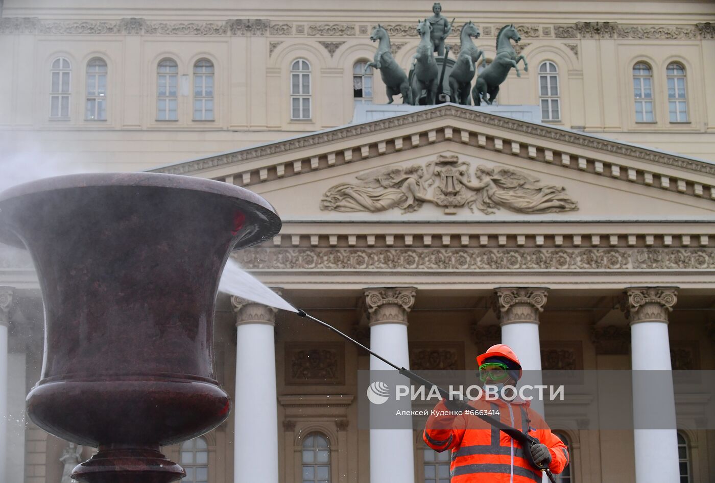 Консервация фонтана у Большого театра перед зимним сезоном