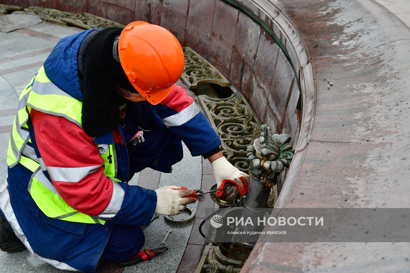 Консервация фонтана у Большого театра перед зимним сезоном 