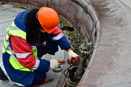 Консервация фонтана у Большого театра перед зимним сезоном 