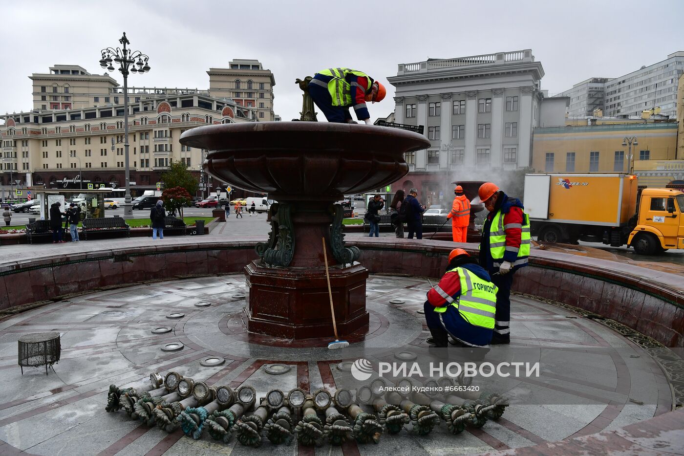 Консервация фонтана у Большого театра перед зимним сезоном