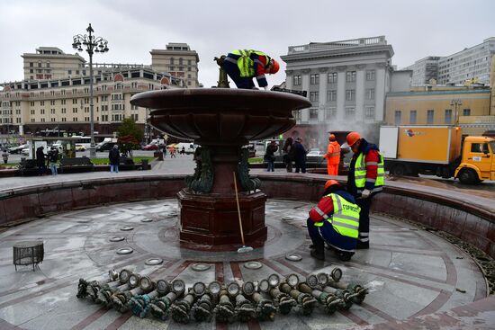 Консервация фонтана у Большого театра перед зимним сезоном 