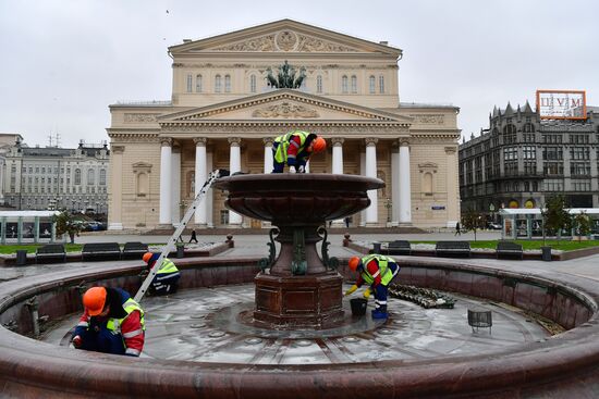 Консервация фонтана у Большого театра перед зимним сезоном 