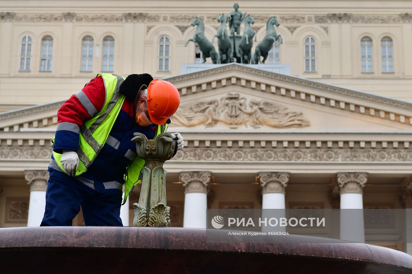 Консервация фонтана у Большого театра перед зимним сезоном 