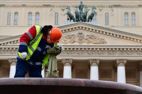 Консервация фонтана у Большого театра перед зимним сезоном 