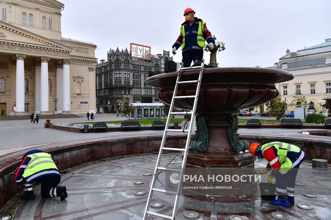 Консервация фонтана у Большого театра перед зимним сезоном