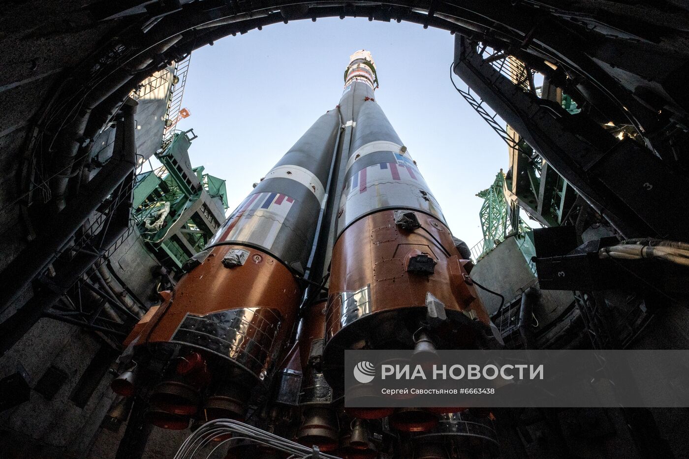 Вывоз ракеты-носителя с ТПК "Союз МС-19" на стартовую площадку