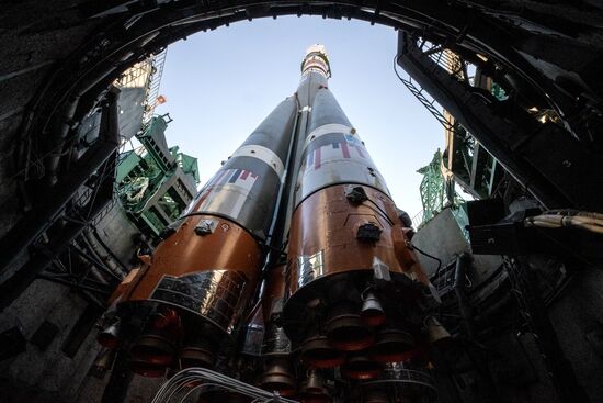 Вывоз ракеты-носителя с ТПК "Союз МС-19" на стартовую площадку