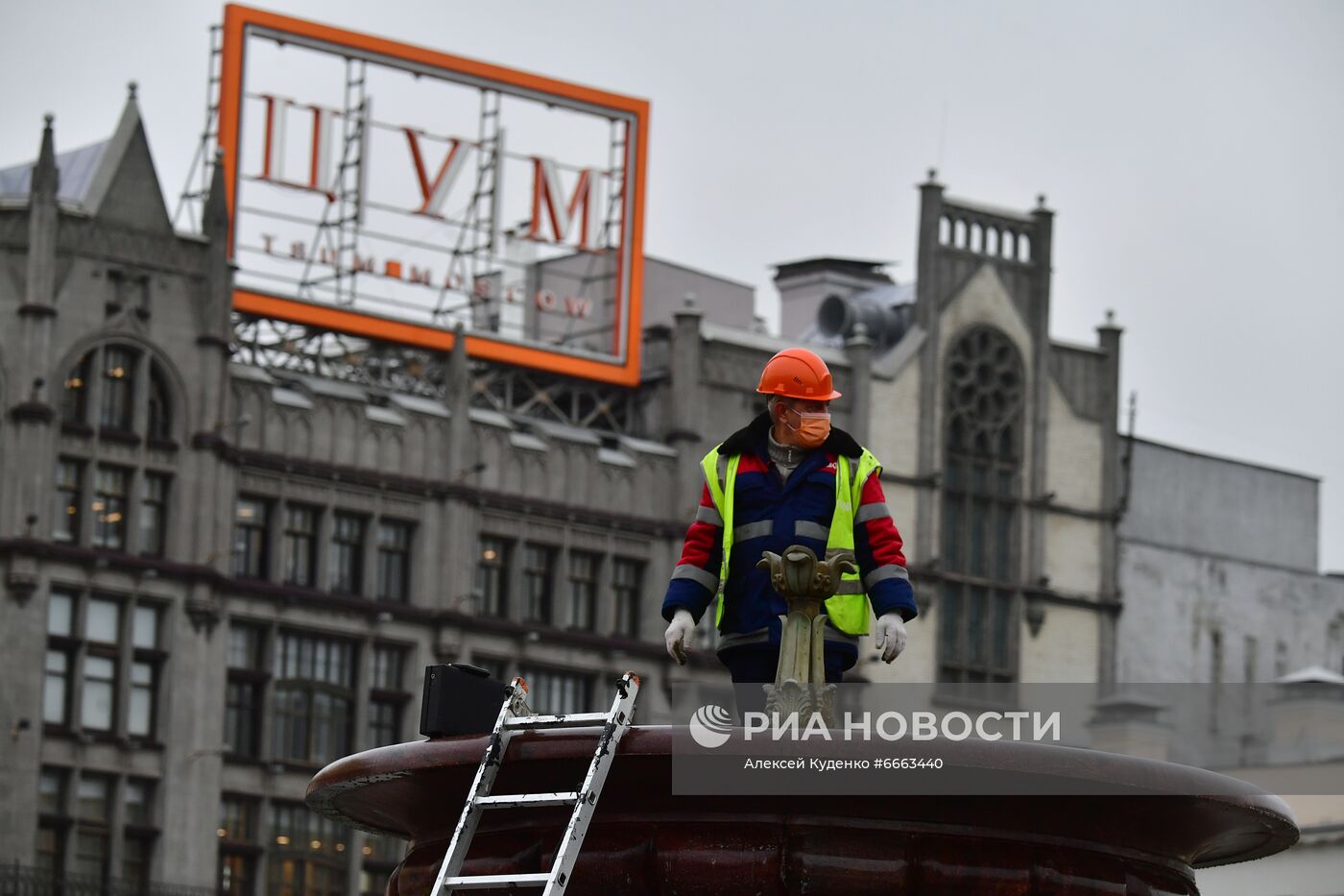 Консервация фонтана у Большого театра перед зимним сезоном 