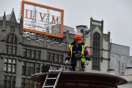 Консервация фонтана у Большого театра перед зимним сезоном 