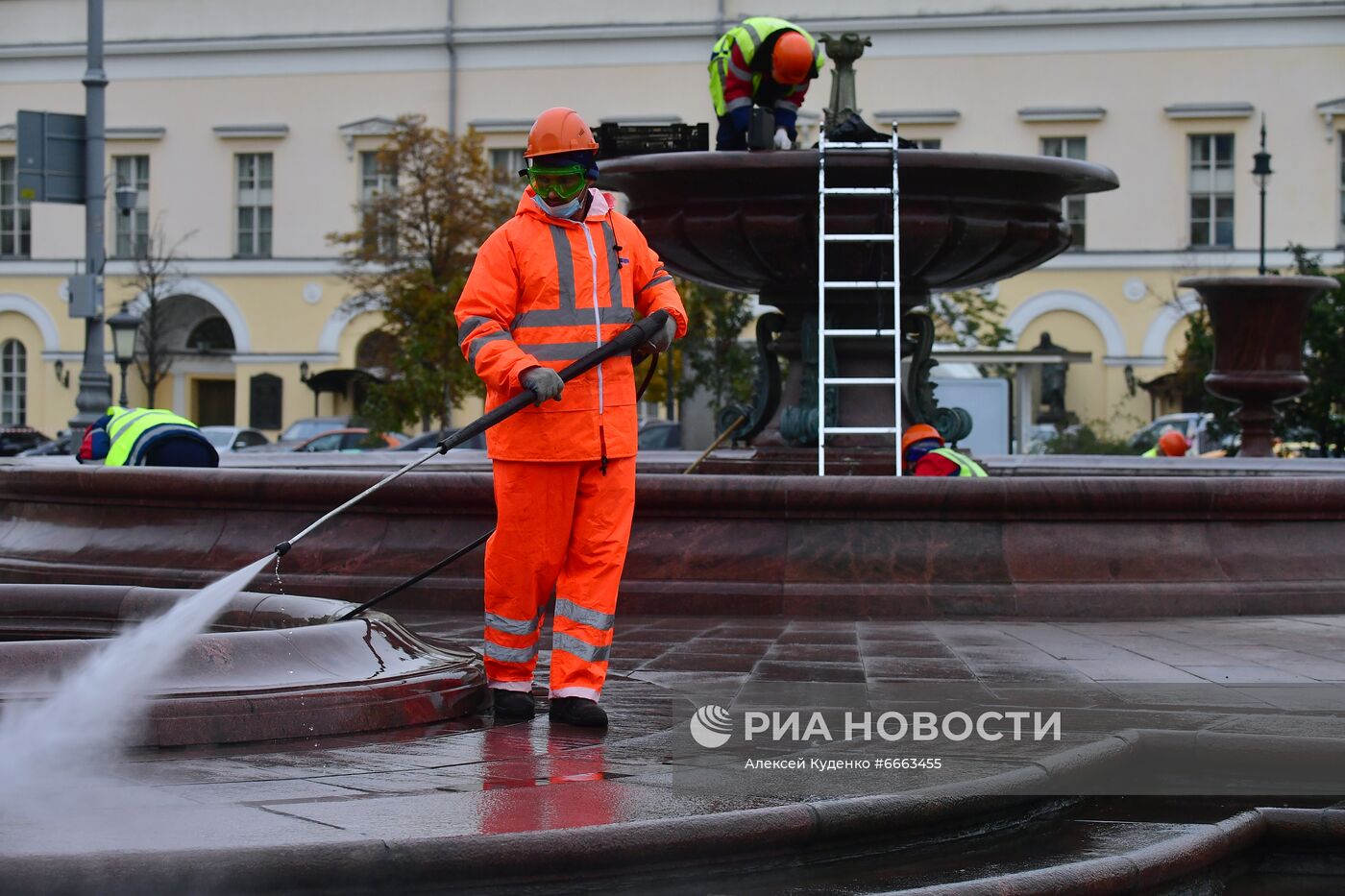 Консервация фонтана у Большого театра перед зимним сезоном 