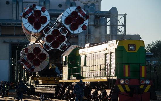 Вывоз ракеты-носителя с ТПК "Союз МС-19" на стартовую площадку