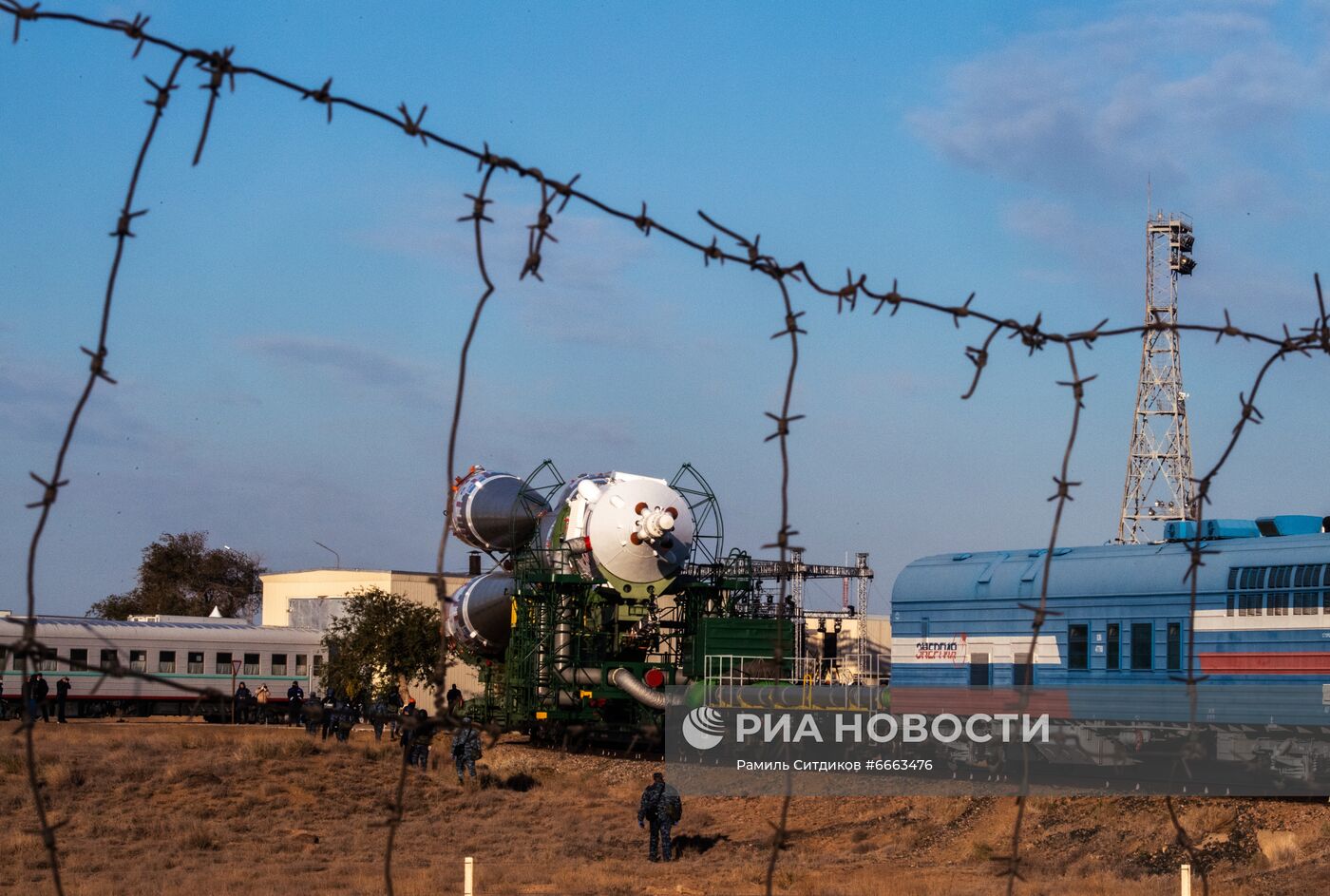 Вывоз ракеты-носителя с ТПК "Союз МС-19" на стартовую площадку