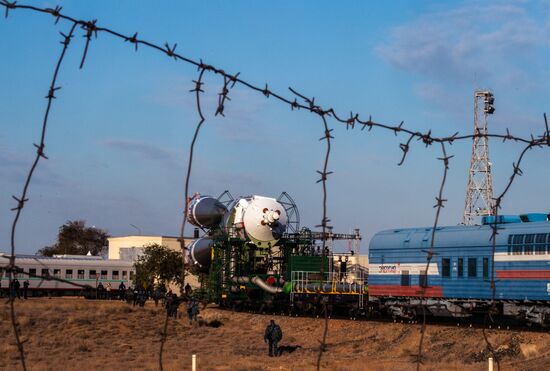 Вывоз ракеты-носителя с ТПК "Союз МС-19" на стартовую площадку