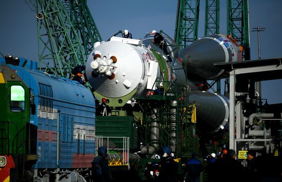 Вывоз ракеты-носителя с ТПК "Союз МС-19" на стартовую площадку