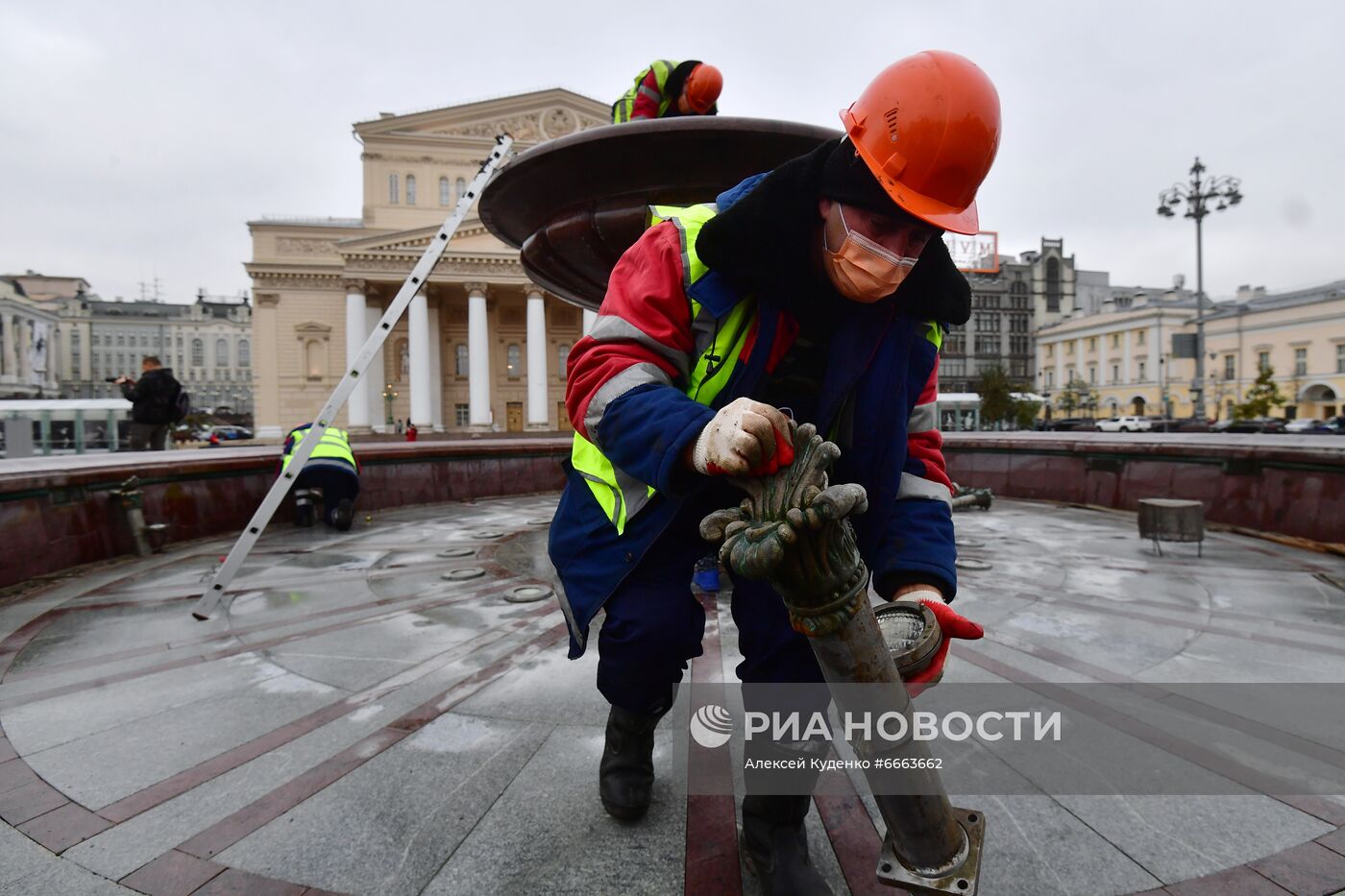 Консервация фонтана у Большого театра перед зимним сезоном 